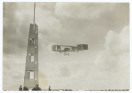 Paulhan sur Voisin vire au pylône / M. Branger