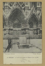 REIMS. 99. Le socle de la statue de Jeanne d'Arc en 1919.
(51 - ReimsJ. Bienaimé).1919
Société des Amis du Vieux Reims