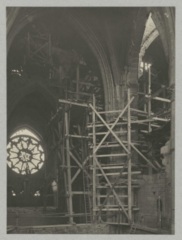 REIMS. Cathédrale de Reims. Rosace du transept nord et pilier sud-est.
