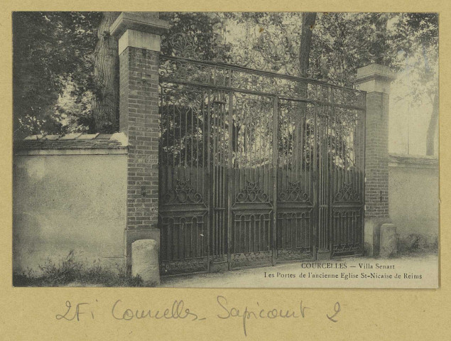 COURCELLES-SAPICOURT. Villa Senart : les portes de l'ancienne église Saint-Nicaise de Nicaise.