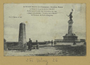 VALMY. La Grande Guerre en Champagne, Argonne, Meuse. La Statue et la pyramide de Valmy. Kellermann à la tête des volontaires de 1792 y gagna une première "Victoire de la Marne. A l'horizon, la forêt d'Argonne.
Sainte-MenehouldÉdition Desingly (44 - Nantesimp. Armoricaines).Sans date