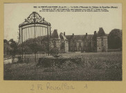 RÉVEILLON. 949-La Ferté-Gaucher. La grille d'honneur du Château de Reveillon. Reconstruit en 1617 par d'Aussienville, ayant appartenu sous Louis XIV à Robert de Cotte, qui avait fait dessiner le Parc par Lenôtre. Les parterres ont étés labourés pendant la révolution / E. Mignon, photographe à Nangis (Seine-et-Marne).
NangisÉdition E. Mignon.Sans date