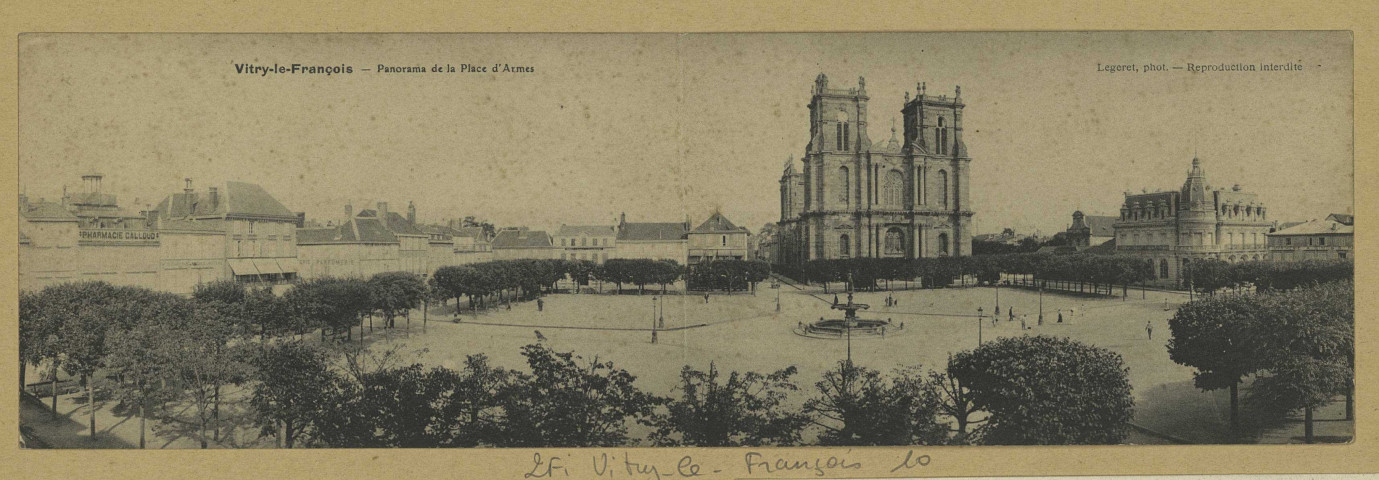 VITRY-LE-FRANÇOIS. Panorama de la Place d'Armes / Legeret, photographe.
