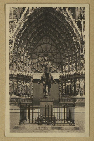 REIMS. 25. Statue de Jeanne d'Arc devant le grand Portail de la Cathédrale.
ReimsÉdition Reims-Cathédrale.Sans date