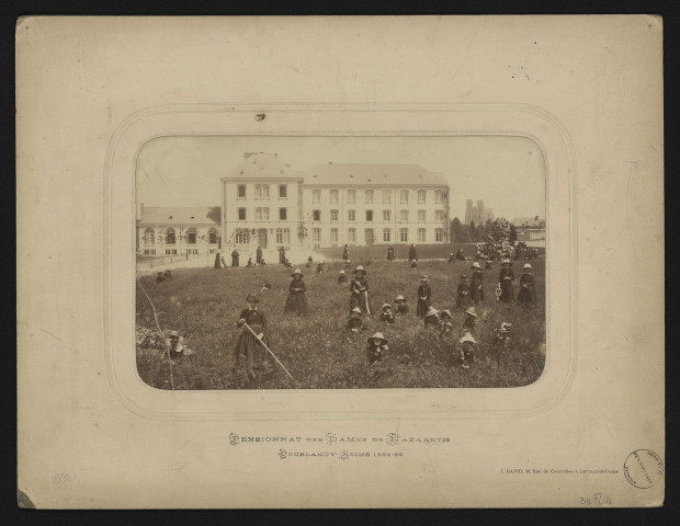 Scène pastorale des pensionnaires et religieuses devant l'établissement / J. David.