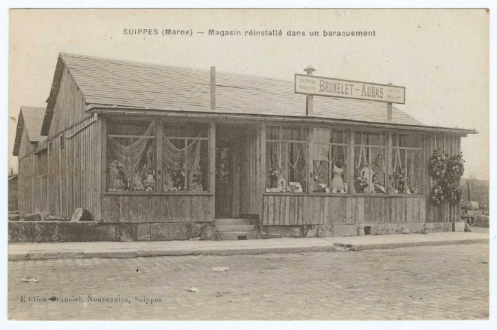 SUIPPES - Magasin réinstallé dans un baraquement. Suippes Édition Brunelet Nouveautés (75 - Paris imp. Le Deley). [après 1918] 