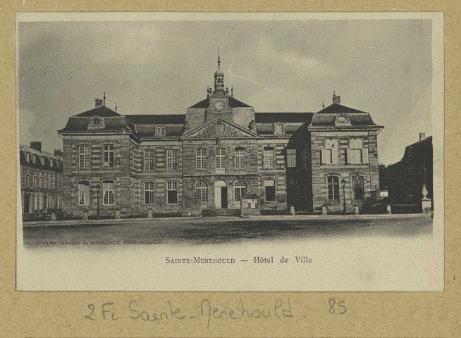 SAINTE-MENEHOULD. Hôtel de Ville. Sainte-Menehould Lib. Catholique au Sacré-Cœur. [vers 1900] 
