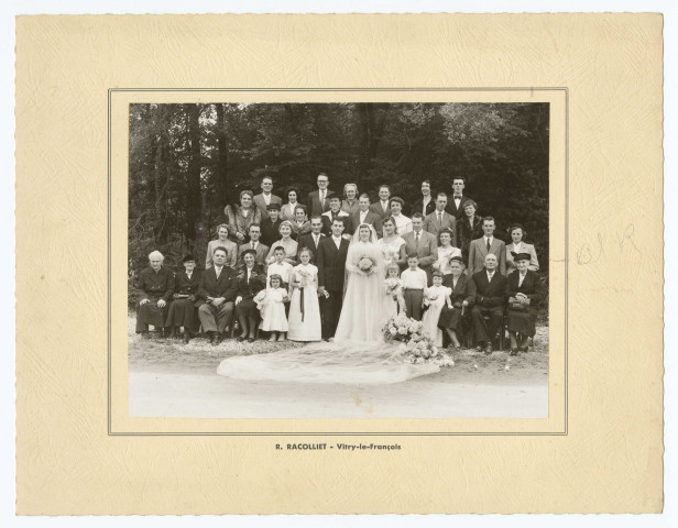 Mariage de Melle Lugnier de Bussy-aux-Bois, photographie de groupe