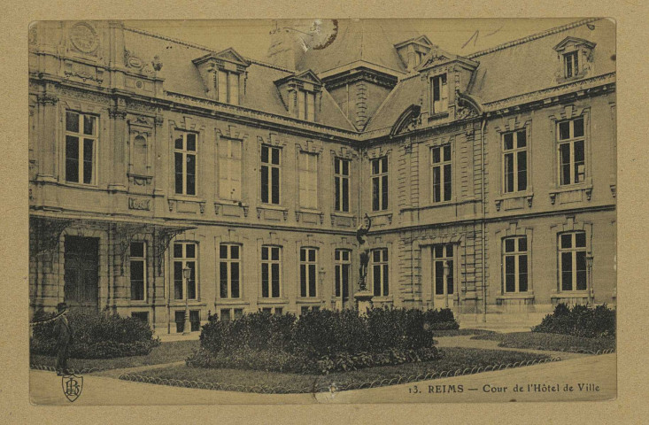REIMS. 13. Cour de l'Hôtel de Ville / B. de L.