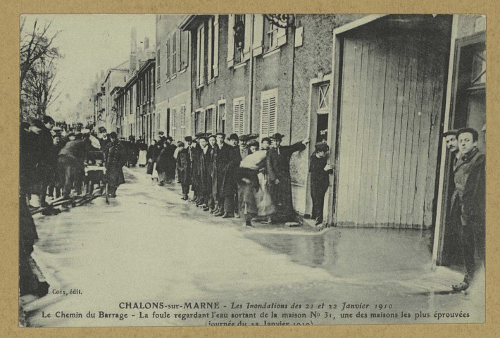 CHÂLONS-EN-CHAMPAGNE. Les inondations des 21 et 22 janvier 1910. Le chemin du Barrage- La foule regardant l'eau sortant de la maison N° 31, une des maisons les plus éprouvées (journée du 22 janvier 1910).
L. Coëx.1910