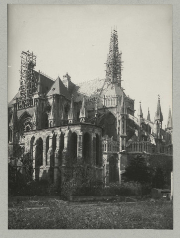 REIMS. Cathédrale de Reims. Échafaudage : clocher à l'ange en cours de construction.