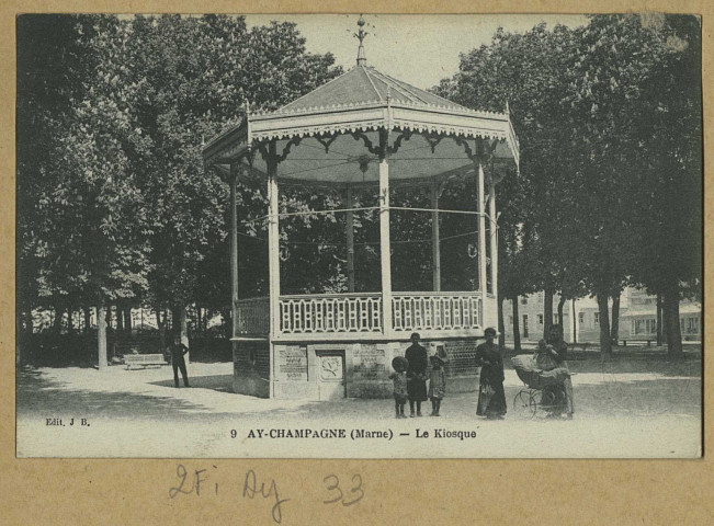 AY. 9-Le kiosque.
Château-Thierry (J. Bourgogne imp. ).Sans date