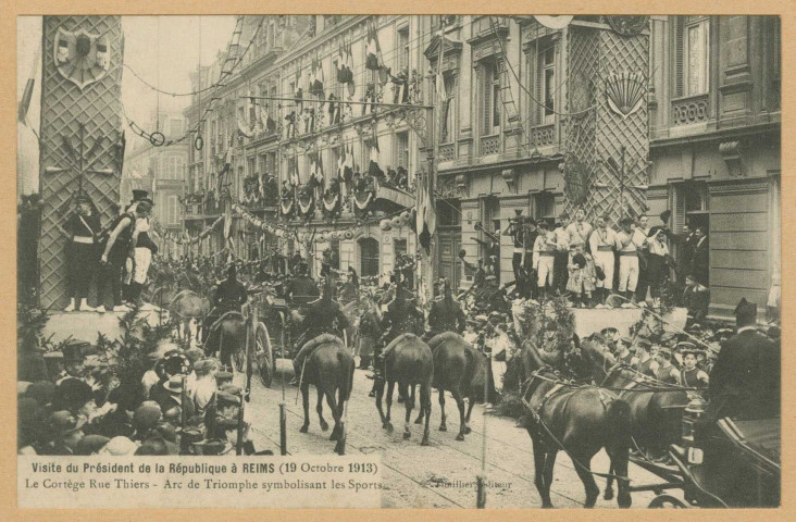 REIMS. Visite du président de la république à Reims (19 octobre 1913). Le cortège rue de Thiers. Arc de triomphe symbolisant les sports. [Sans lieu] : Thuillier