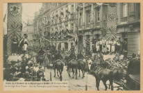 REIMS. Visite du président de la république à Reims (19 octobre 1913). Le cortège rue de Thiers. Arc de triomphe symbolisant les sports.[Sans lieu] : Thuillier