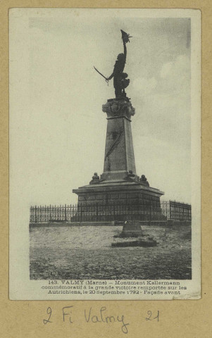 VALMY. -143-Monument Kellermann commémoratif à la grande victoire remportée sur les Autrichiens, le 20 Septembre 1792. Façade avant.
(69 - Lyonphotot. X. Goutagny).Sans date