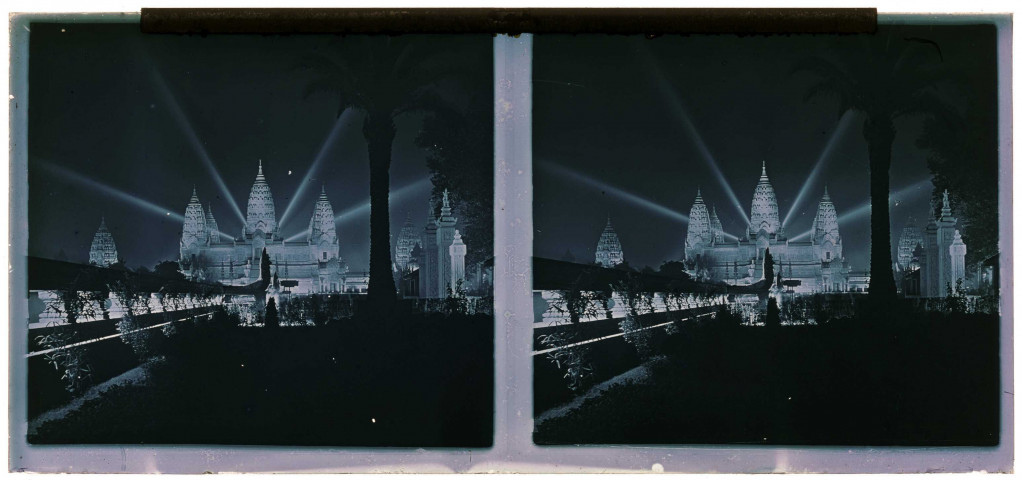 Exposition coloniale 1931 . Temple de Nâgas (nuit).
