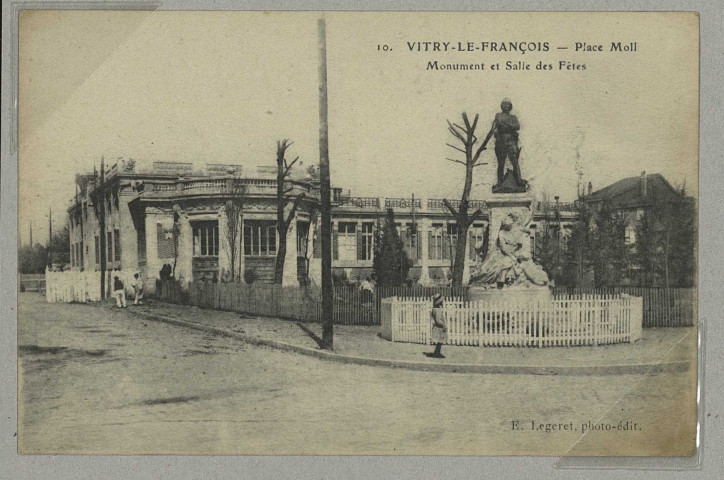 VITRY-LE-FRANÇOIS. 10. Vitry-le-François - Place Moll. Monument et Salle des Fêtes.
E. Legretphoto-édit. (75 - Paris : Imp. Le Deley) : -.Sans date