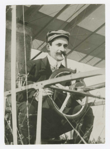 Le record de distance avec un passager. Le baron Pierre de Caters vient d'accomplir, de Mourmelon à Dijon, un raid de 230 km, sans escale, avec un passager, sur biplan Farman le 24. 04.1910