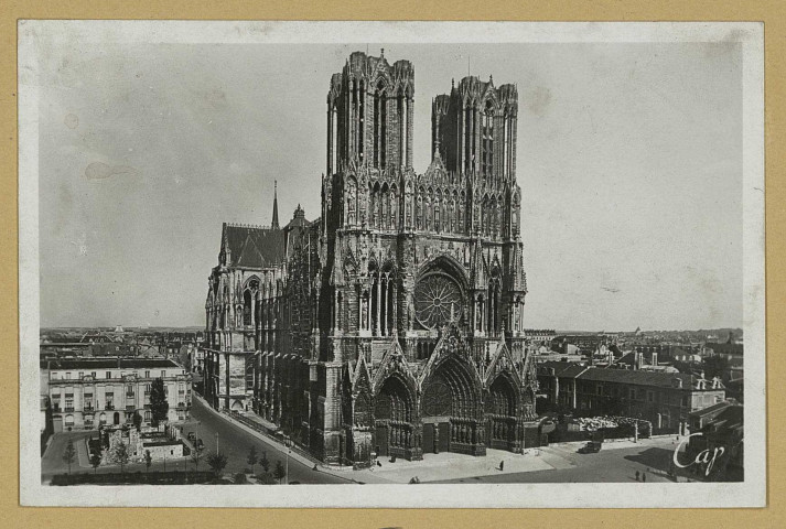 REIMS. 274. La Cathédrale et la place du Cardinal Luçon.
Strasbourg-ParisReal-Photo, CAP.Sans date