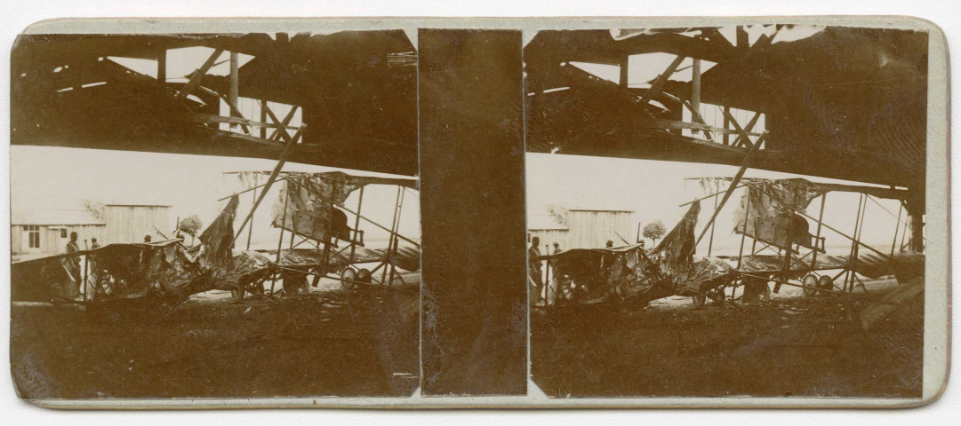 Mourmelon-le-Grand. Camp de Châlons. Hangar d'aviation après bombardement, avril 1915.