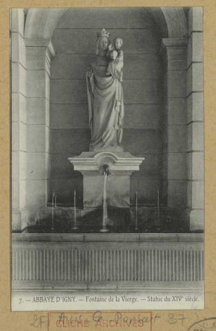 ARCIS-LE-PONSART. 7-Abbaye d'Igny. Fontaine de la Vierge : statue du XIVème siècle.