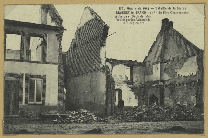BROUSSY-LE-GRAND. 87-Guerre de 1914-Bataille de la Marne-Broussy-11 km de Fère Champenoise : Auberge et débit de tabac brûlés par les Allemands le 8 septembre / L.M., photographe.