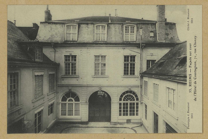 REIMS. 33. Façade sur cour de l'Hôtel de Courtagnon, 71, rue Chanzy / J. Bienaimé, phot. (51 - Reims phototypie J. Bienaimé). 1911  Société des Amis du Vieux Reims 