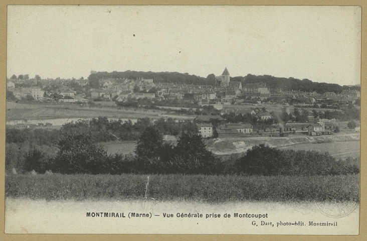 MONTMIRAIL. Vue générale prise de Montcoupot.
MontmirailÉdition G. Dart (75 - Parisi. M. P.).Sans date