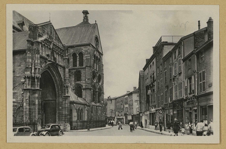 CHÂLONS-EN-CHAMPAGNE. 8- Rue de Vaux et église Notre-Dame.
ParisG. Réant.[vers 1945]
