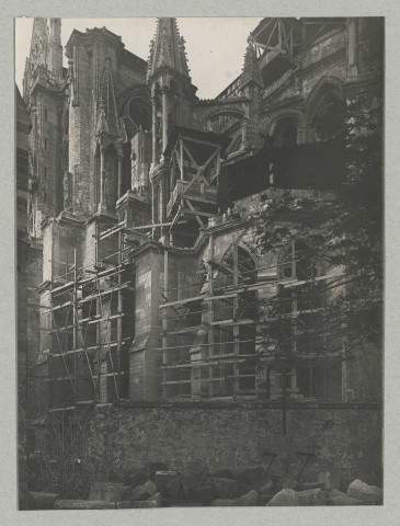 REIMS. Cathédrale de Reims. Abside au sud-est avant restauration. Abside en cours de restauration.