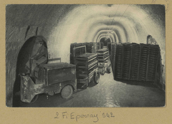 ÉPERNAY. Champagne Gauthier. La traction électrique dans les caves.
ParisCie des Arts Photomécaniques.Sans date