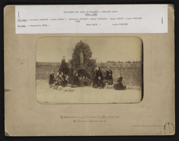 Groupe de pensionnaires et religieuse devant un oratoire / J. David.