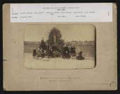 Groupe de pensionnaires et religieuse devant un oratoire / J. David.