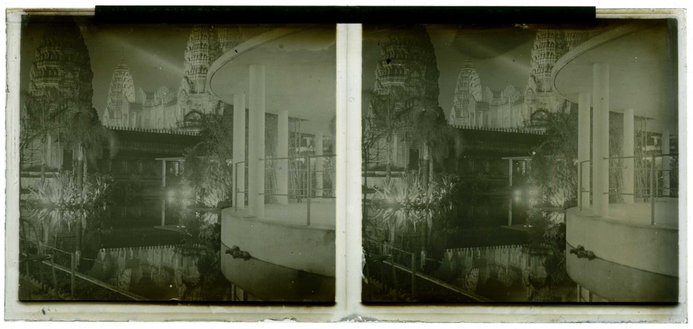 Exposition coloniale 1931. Temple des Nâgas (nuit).