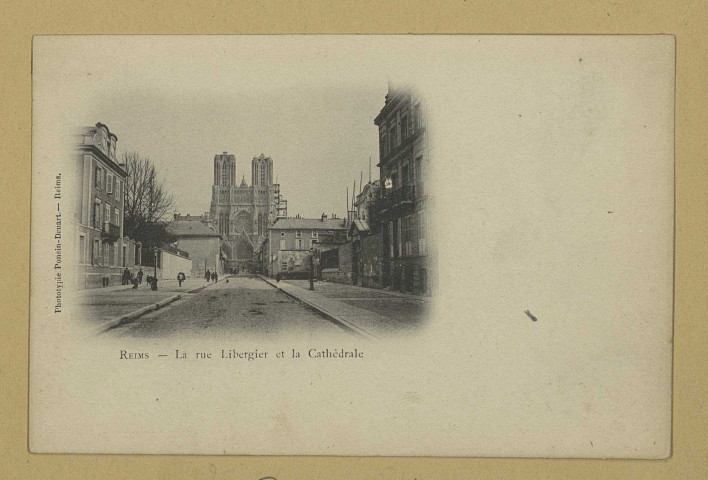 REIMS. La rue Libergier et la cathédrale.
(51 - ReimsPonsin-Druart).1900