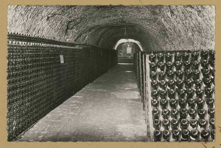 CHÂLONS-EN-CHAMPAGNE. Champagne Joseph Perrier. Maison fondée en 1825. Châlons-sur-Marne.