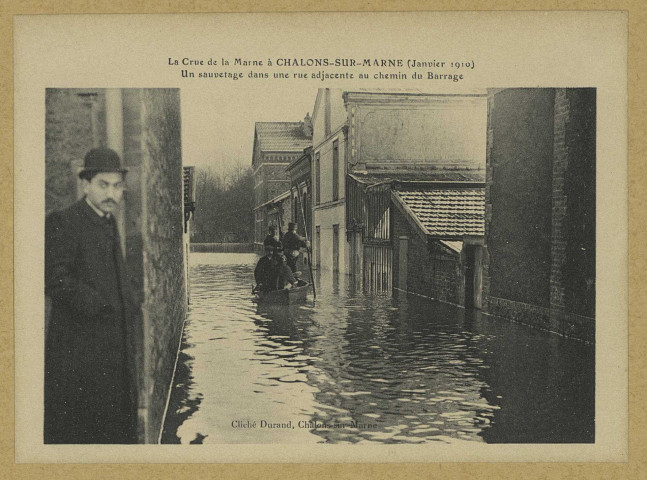 CHÂLONS-EN-CHAMPAGNE. La Crue de la Marne à Châlons-sur-Marne (janvier 1910 ) - Un sauvetage dans une rue adjacente au chemin du Barrage.