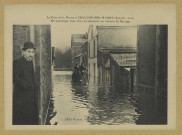 CHÂLONS-EN-CHAMPAGNE. La Crue de la Marne à Châlons-sur-Marne (janvier 1910) - Un sauvetage dans une rue adjacente au chemin du Barrage.