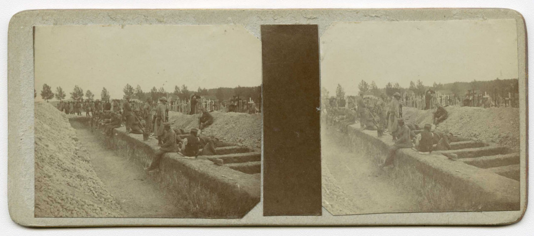 Suippes. Prisonniers allemands employés à creuser des tombes de soldats, septembre-octobre 1915.