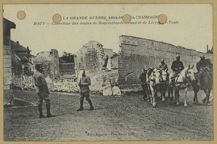 BOUY. La Grande Guerre 1914-1916 en Champagne-Carrefour des routes de Mourmelon-le-Grand et de Livry-sur-Vesle / Express, photographe.
(75 - ParisPhototypie Baudinière).[vers 1917]