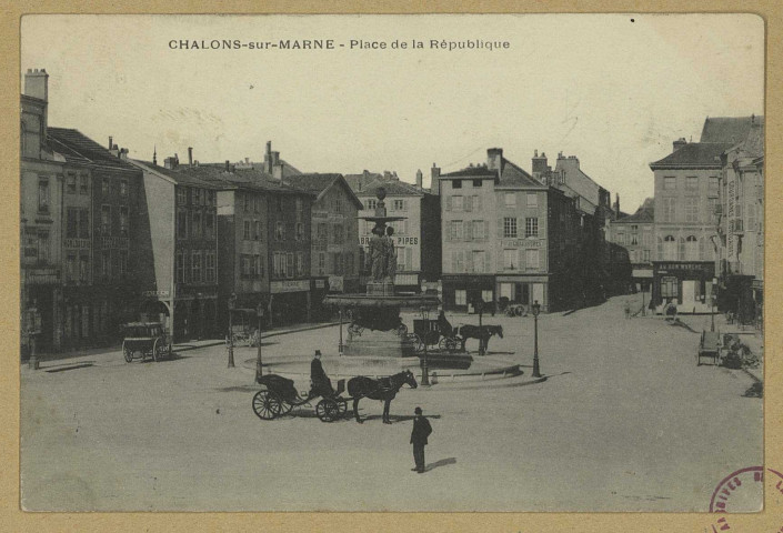 CHÂLONS-EN-CHAMPAGNE. Place de la République.