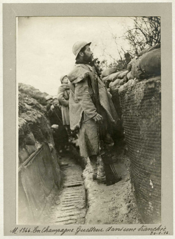 En Champagne. Guetteur dans une tranchée, 20 janvier 1916 .