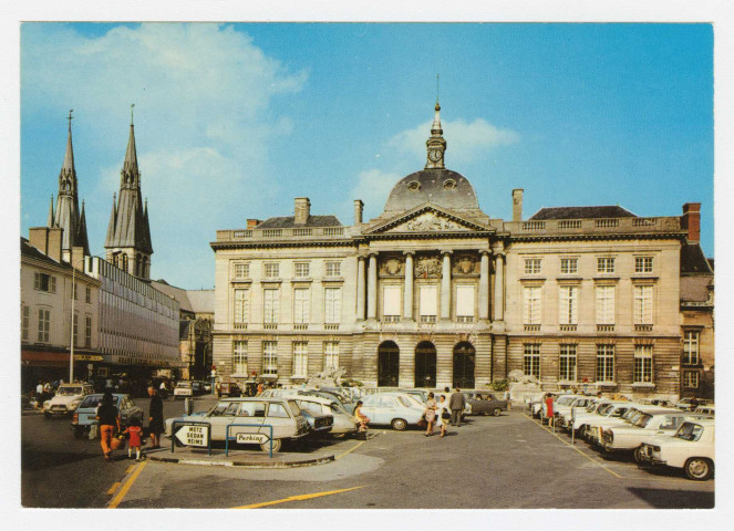 CHÂLONS-EN-CHAMPAGNE. Place du Maréchal Foch et l'Hôtel de Ville. / SPADEM. Couleurs naturelles. Photog.. Drancy : Editions MAGE (Exa), s.d.