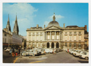 CHÂLONS-EN-CHAMPAGNE. Place du Maréchal Foch et l'Hôtel de Ville. / SPADEM. Couleurs naturelles. Photog.. Drancy : Editions MAGE (Exa), s.d.