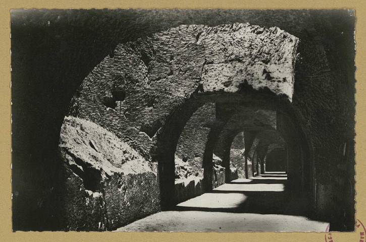 CHÂLONS-EN-CHAMPAGNE. Le Champagne Joseph Perrier a été très heureux de vous recevoir et il vous remercie de votre visite. Il se permet de vous rappeler qu'il est à votre disposition pour vous expédier ou vous faire livrer par son plus proche dépositaire, l'une ou l'autre de ses qualités.