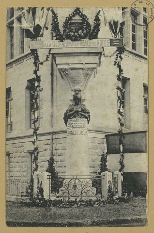 SERMAIZE-LES-BAINS. Monument aux morts de 1914-18. œuvre du sculpteur Jacopin / A. Poussy, photographe. Édition A. Poussy (imp. Louys Baver). Sans date 