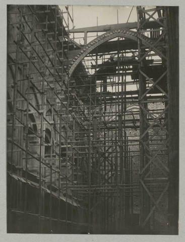 REIMS. Basilique Saint-Remi. Reconstruction des doubleaux de la nef avec les corsets en béton armé.