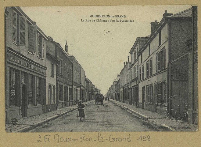 MOURMELON-LE-GRAND. La Rue de Châlons (Vers la Pyramide).
MourmelonLib. Militaire Guérin (54 - Nancyimp. Réunies de Nancy).[vers 1908]