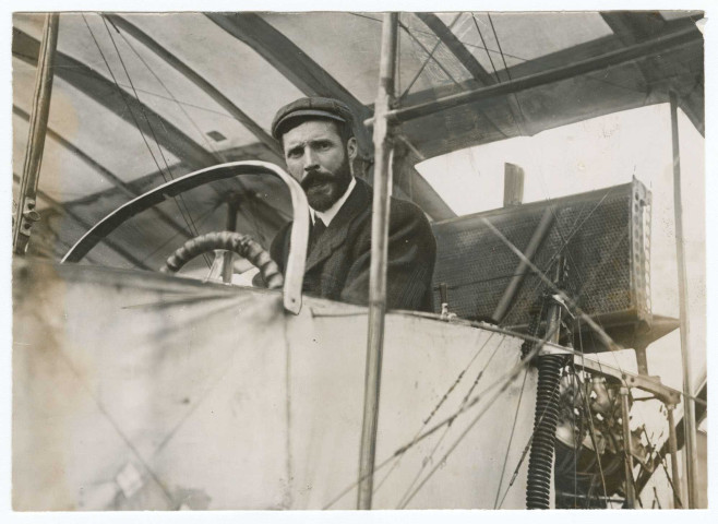 Henri Farman sur son biplan le 13 janvier 1908 à Issy-les-Moulineaux