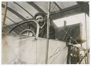 Henri Farman sur son biplan le 13 janvier 1908 à Issy-les-Moulineaux